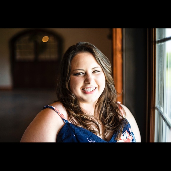 Meet your Posher, Cynthia - Picture 2 of 5